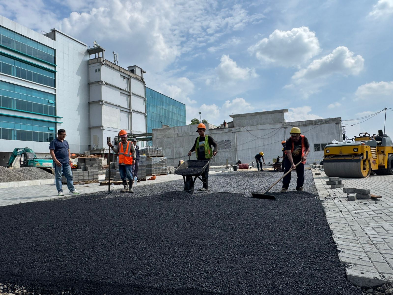 Jasa pengaspalan hotmix untuk proyek konstruksi